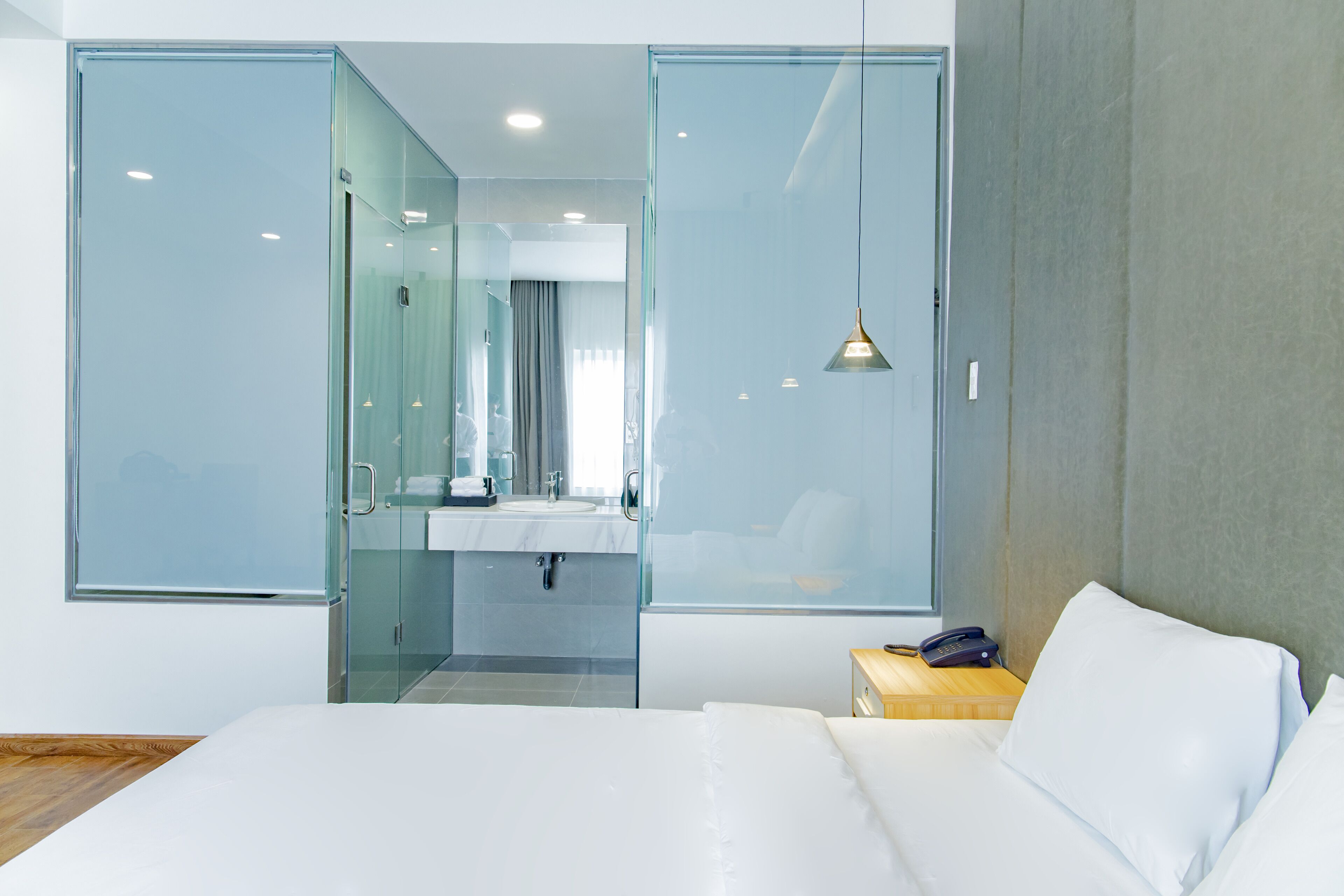 Superior Double Room, 1 King Bed | Bathroom | Free toiletries, hair dryer, bathrobes, slippers