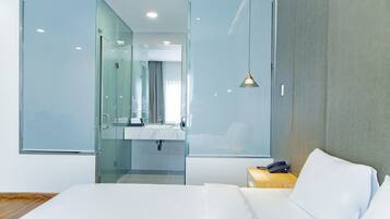 Superior Double Room, 1 King Bed | Bathroom | Free toiletries, hair dryer, bathrobes, slippers