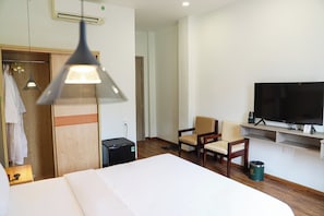 Standard Double Room, 1 Queen Bed | Desk, soundproofing, free WiFi