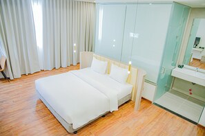 Quarto casal luxo, 1 cama King | Escrivaninha, quartos à prova de som, Wi-Fi de cortesia