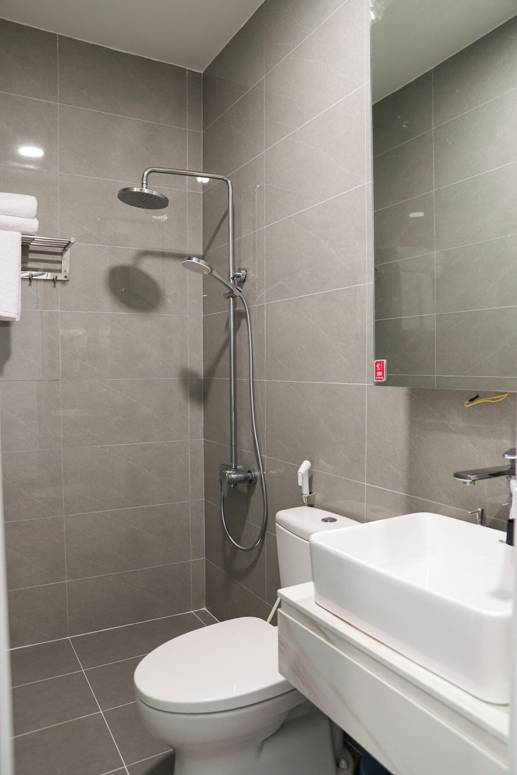 Standard Double Room, 1 Queen Bed | Bathroom | Free toiletries, hair dryer, bathrobes, slippers