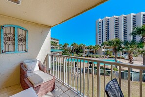 Property grounds - 2nd-floor condo with beach access, pool, tennis courts, & on-site laundry (Destin)