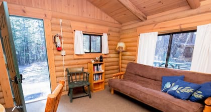 Quiet woodland cabin with firepit, near Bigfork, Flathead Lake & Glacier