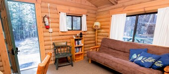 Quiet woodland cabin with firepit, near Bigfork, Flathead Lake & Glacier