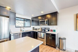 Fridge, microwave, oven, stovetop - Dog-friendly townhome with hot tub, tennis, & private balcony (Park City)