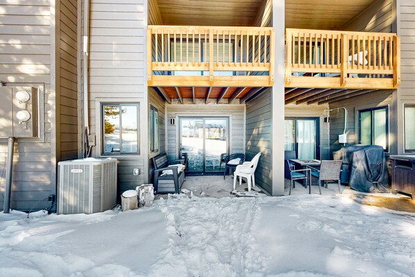 Outdoor dining - Dog-friendly townhome with hot tub, tennis, & private balcony (Park City)