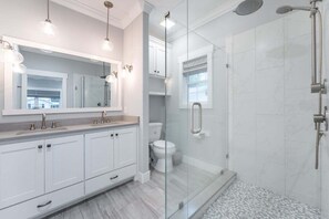 Shower, hair dryer - Sleeps 10, Private Pool, Walk to Village! (Saint Simons Island)