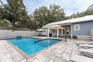 Et oppvarmet basseng