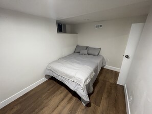 2 bedrooms, free WiFi, bed sheets - Charming 2 bed 1 bathroom in heart of SLC. Perfect in every way for your stay! (Salt Lake City)