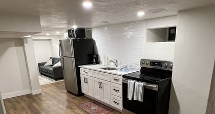 Charming 2 bed 1 bathroom in heart of SLC. Perfect in every way for your stay!
