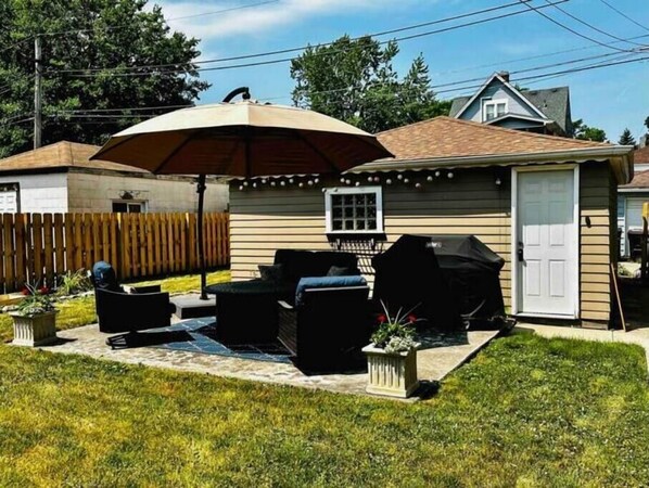 Terrace/patio - Vintage MCM Musical Chicago Berwyn Bungalow 3 Bed (Berwyn)