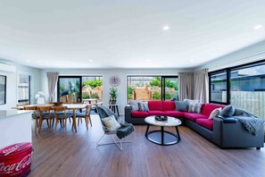 Televisión y chimenea 