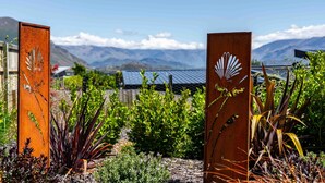 A garden with metal sculptures and a mountain view. - Sunset Peaks Wanaka T (Wānaka)