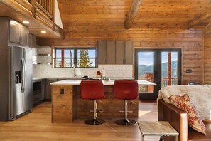3 bedrooms, desk, WiFi, bed sheets - 3BR+Loft Modern Mountain Retreat w/Hot Tub (Alma)
