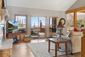 Een televisie en een open haard