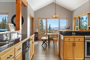 Een koelkast, een oven, een kookplaat, een vaatwasser