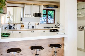 Wasserkocher mit Kaffee-/Teezubehör, Kühlschrank, Mikrowelle, Ofen