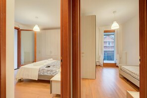 家庭公寓, 多间卧室, 双浴室 (Magnolia - New Apartment Laveno) | 2 多间卧室、客房内保险箱、笔记本电脑工作区、熨斗/熨衣板