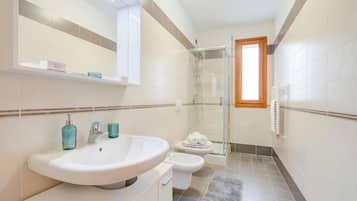 Family Apartment, Multiple Bedrooms, 2 Bathrooms (Magnolia - New Apartment Laveno) | Bathroom | Separate bathtub and shower, hair dryer, bidet, towels