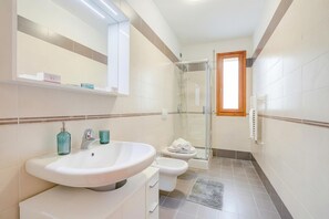Family Apartment, Multiple Bedrooms, 2 Bathrooms (Magnolia - New Apartment Laveno) | Bathroom | Separate bathtub and shower, hair dryer, bidet, towels - Magnolia - New Apartment Laveno Center (Laveno Mombello)