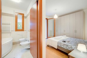 Family Apartment, Multiple Bedrooms, 2 Bathrooms (Magnolia - New Apartment Laveno) | Bathroom | Separate bathtub and shower, hair dryer, bidet, towels - Magnolia - New Apartment Laveno Center (Laveno Mombello)