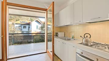 Family Apartment, Multiple Bedrooms, 2 Bathrooms (Magnolia - New Apartment Laveno) | Private kitchen | Fridge, microwave, oven, stovetop