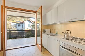 家庭公寓, 多间卧室, 双浴室 (Magnolia - New Apartment Laveno) | 私人厨房 | 冰箱、微波炉、烤箱、炉灶