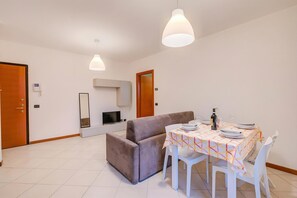 อพาร์ทเมนท์สำหรับครอบครัว, หลายห้องนอน, 2 ห้องน้ำ (Magnolia - New Apartment Laveno) | ร้านอาหาร