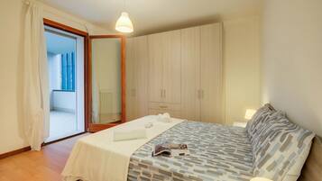 2 bedrooms, in-room safe, laptop workspace, iron/ironing board