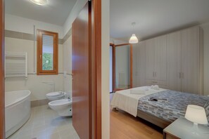 Separat badekar og dusj, hårføner, bidé og håndklær