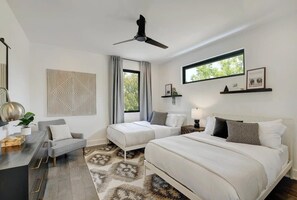 7 habitaciones, escritorio y tabla de planchar con plancha