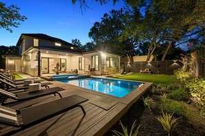 A modern house with a swimming pool, deck chairs, and a well-maintained garden. - 7BR Private Villa with Heated Pool & Outdoor Oasis (Austin)