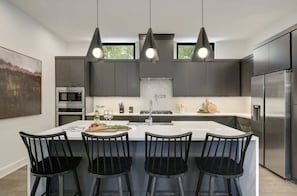 Refrigerador, microondas, horno y parrilla de estufa