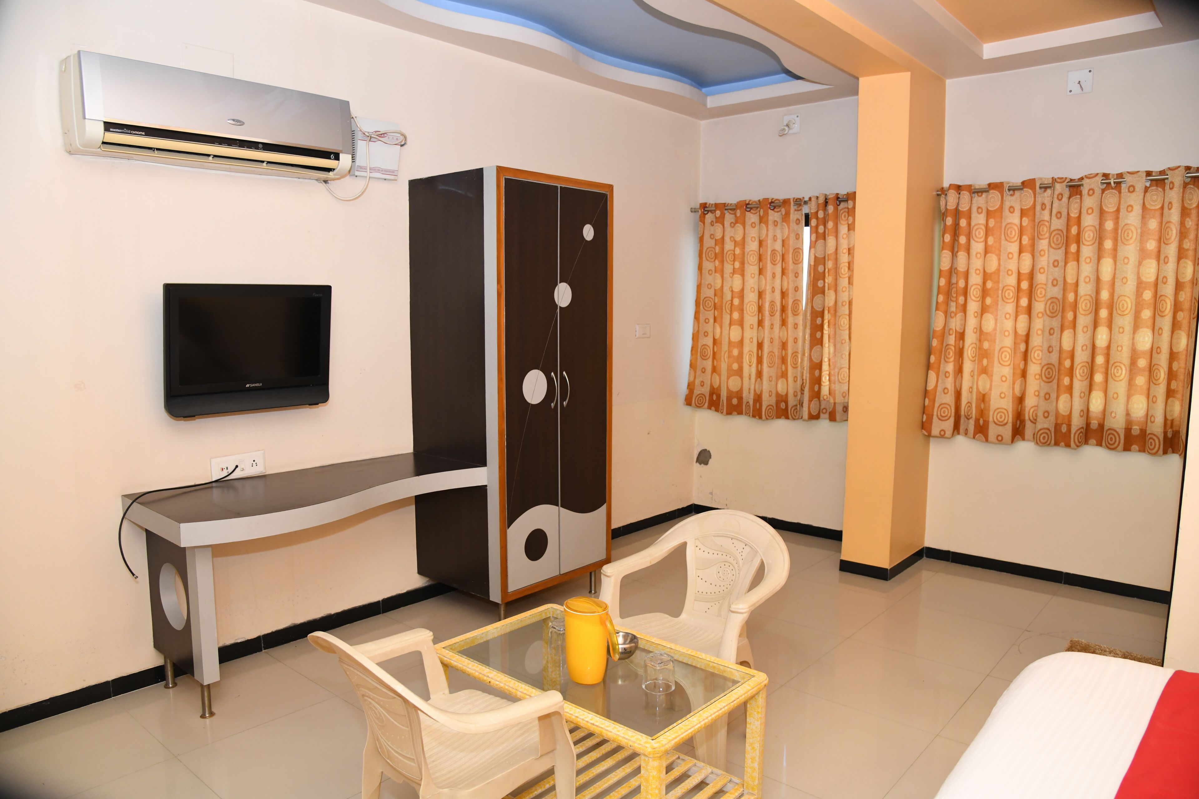 奢华客房 | 起居区 | 21-英寸智能电视（配备数码频道）