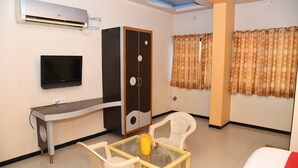 Luxury Room | Living area | 21-inch Smart TV with digital channels - Hotel durga (Abu Road)