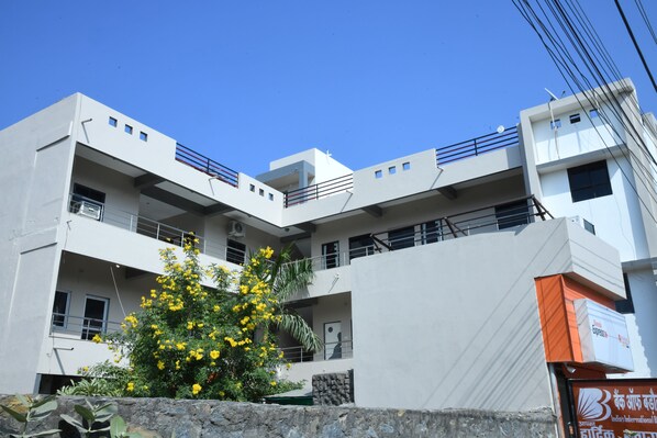 Un edificio de varios pisos con balcones y un letrero que dice 'India's International Bank'.