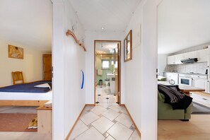 2 bedrooms, iron/ironing board, bed sheets