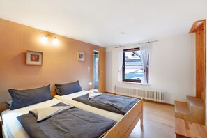 2 chambres, fer et planche à repasser, draps fournis