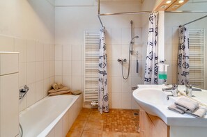 Dusche, Haartrockner, Handtücher