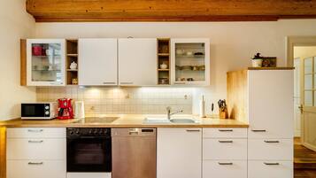 Een koelkast, een magnetron, een oven, een kookplaat