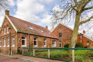 Exterior - Apartment 'Gulfhof Oldersum Erdgeschoss' with Shared Terrace, Shared Garden and Wi-Fi (Moormerland)