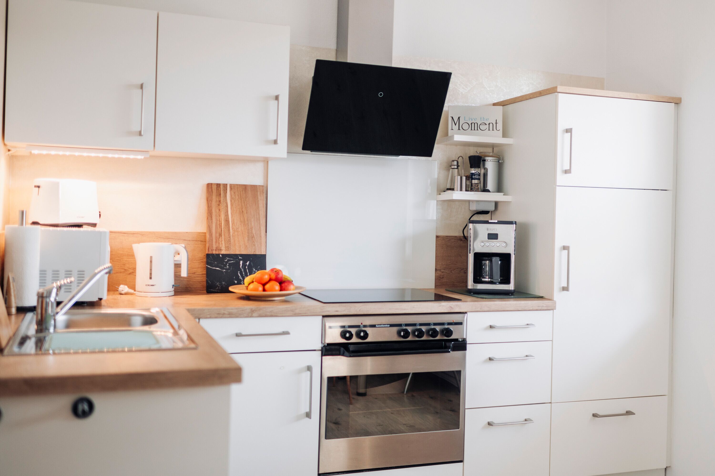 冷蔵庫、電子レンジ、オーブン、コンロ