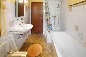 Dusche, kostenlose Toilettenartikel, Haartrockner, Handtücher