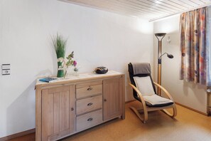 Interior - Apartment 'Schwalm - Aue' with Shared Garden and Wi-Fi (Neuental)