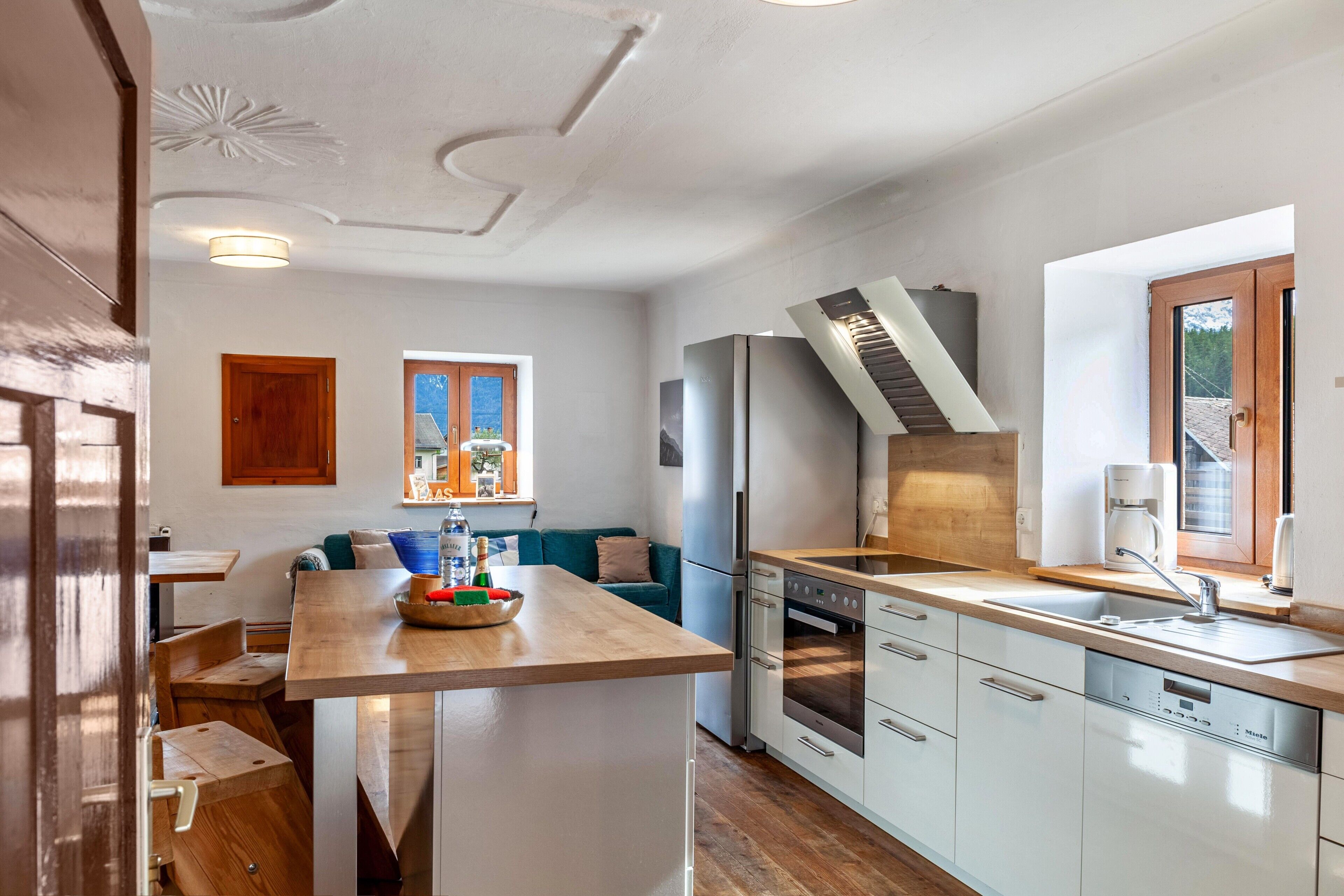 Una cucina moderna con isola centrale, forno integrato e lavastoviglie.