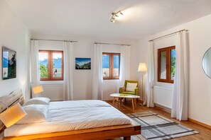 3 bedrooms, iron/ironing board, free WiFi, bed sheets - Vacation Home "Kärntner Bauernhaus In Panoramalage" with Mountain View, Private Terrace & Wi-Fi (Kötschach-Mauthen)