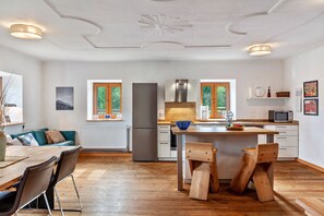 Kylskåp, mikrovågsugn, ugn och spishäll