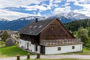 Exterior - Vacation Home "Kärntner Bauernhaus In Panoramalage" with Mountain View, Private Terrace & Wi-Fi (Kötschach-Mauthen)