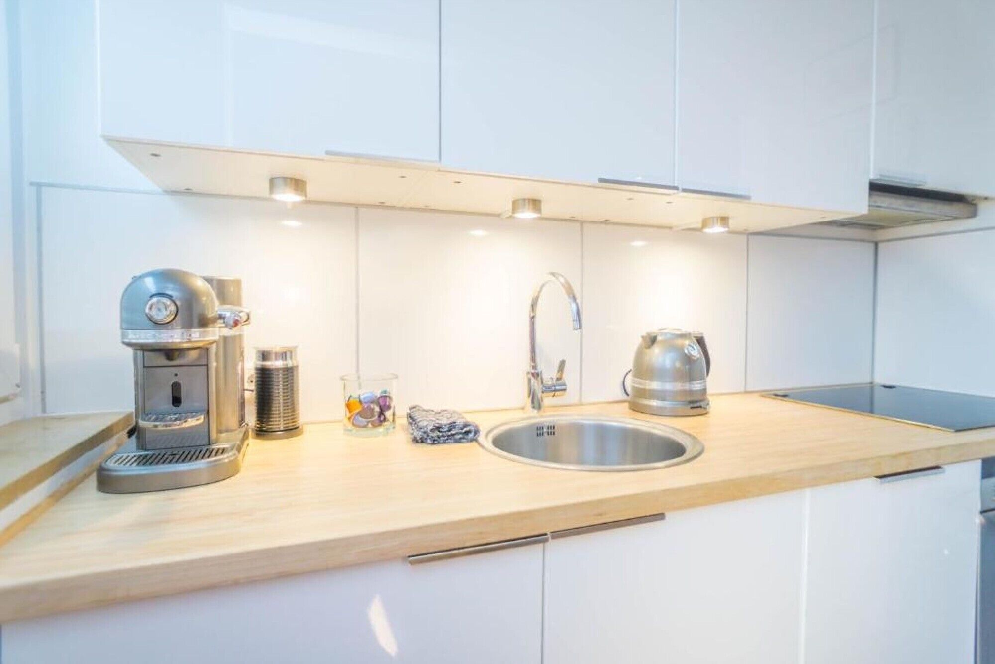 Een koelkast, een oven, een kookplaat, een vaatwasser