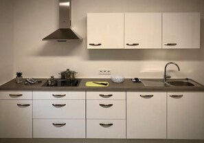 ثلاجة، ميكروويف، فرن، موقد طهي مسطح